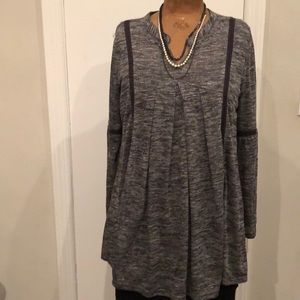 NWT gray marled pleated tunic w/black eyelet